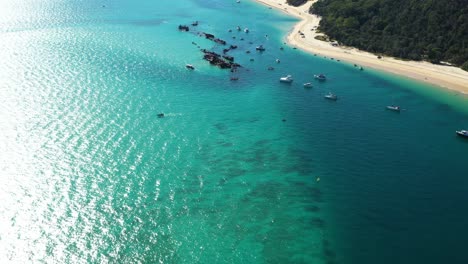 Paraíso-Turístico,-Sitio-De-Buceo,-Arrecife-Artificial,-Vista-De-Drones,-Naufragios-De-La-Isla-Moreton,-Queensland,-Australia