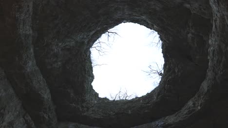 Kamera-Kreist-Am-Höhleneingang