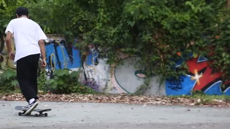 Niños-Practican-Skateboarding-En-Un-Edificio-Abandonado-En-Denpasar,-Bali,-25-De-Octubre-De-2021