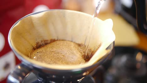 Kochend-Heißes-Wasser-Wird-Auf-Frisch-Gemahlenen-Kaffee-Gegossen,-Der-Sich-In-Einem-Filter-Befindet