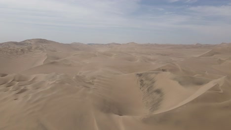 Luftbild:-Wunderschöne-Künstlerische-Wüstensanddünen-Erstrecken-Sich-Bis-Zum-Fernen-Horizont