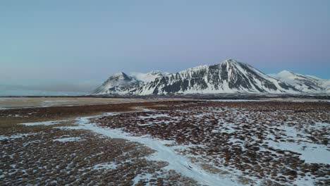 Island-Luftaufnahme,-Die-Im-Winter-Schnell-über-Schneebedeckten-Feldern-Fliegt