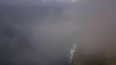 Gewagter-Luftbildflug-über-Und-In-Den-Wolken,-Vogelperspektive,-Drohnenaufnahme,-Kelingking-Strand-Auf-Nusa-Penida,-Bali,-Indonesien,-Ist-Wie-Jurassic-Park,-Filmische-Natur,-Klippenansicht-Oben-Von-Philipp-Marnitz