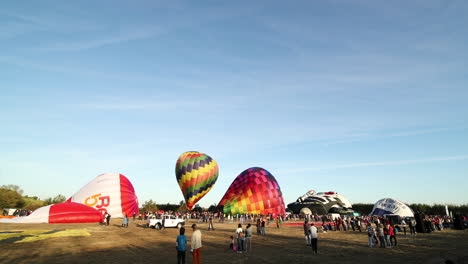 Neuartiger-Heißluftballon,-Der-Einem-Motorradfahrer-Mit-Typischen-Heißluftballons-Beim-Internationalen-Ballonfestival-In-Coruche,-Portugal,-ähnelt