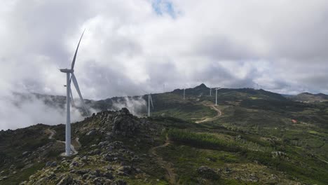 Äolische-Turbinen-Ohne-Wind-An-Bewölktem-Tag-In-Caramulo-In-Portugal
