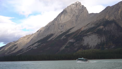 Ferry-Navegando-En-El-Lago-Maligne-En-El-Pintoresco-Parque-Nacional-Jasper,-Alberta,-Canadá