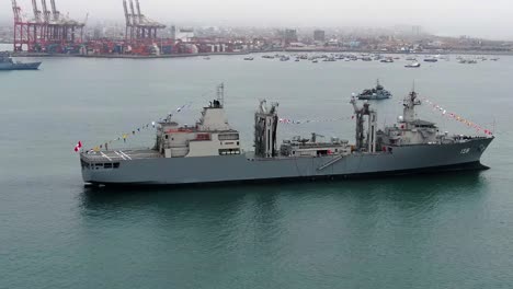 Das-Peruanische-Marineschiff-BAP-Tacna-Mit-Bunten-Flaggen-Ankerte-In-Der-Nähe-Des-Containerhafens-Callao-In-Lima,-Peru