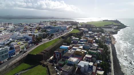 Perfekte-Drohnenaufnahme-Der-Altstadt-Von-San-Juan,-Puerto-Rico-Mit-Hervorragendem-Himmel-Und-Castillo-San-Felipe-Del-Morro-Im-Hintergrund