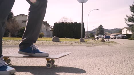 Skateboarding-pushing-and-gliding-in-slow-motion-on-a-skateboard