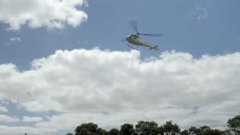 Ein-Privater-Hubschrauber-In-Zeitlupe-Schwebt-Tief-Und-Ist-Bereit-Zur-Landung