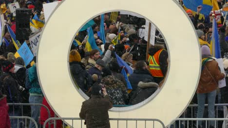 Menschenmenge-Zeigt-Antikriegsunterstützung-Für-Die-Ukraine-Unter-Schneefalllicht-In-Toronto
