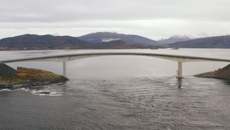 El-Puente-Storseisundet-Más-Icónico-De-La-Carretera-Atlántica-En-Noruega