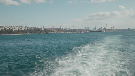 Hyperlapse-Auf-Einer-Fähre-Mit-Blick-Auf-Das-Bosporusmeer-Von-Istanbul,-Schiffsspur-Mit-Weißen-Schaumblasen-An-Einem-Schönen-Sonnigen-Tag-Mit-Blauem-Himmel-Und-Wolken