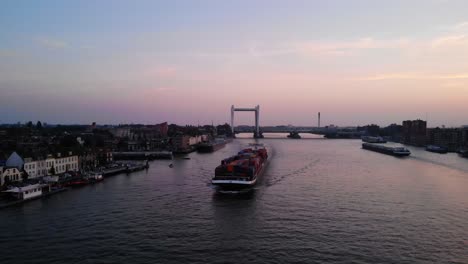 Rosa-Sonnenuntergangshimmel-Mit-Bolero-Frachtschiff,-Das-Durch-Oude-Maas-Navigiert