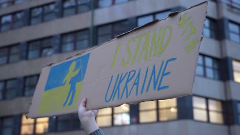 Ich-Stehe-Mit-Einer-Ukrainischen-Botschaft-An-Bord-In-Der-Hand-Eines-Demonstranten-Zur-Demonstration-Gegen-Krieg-Und-Russische-Militäraktionen-Und-Invasion