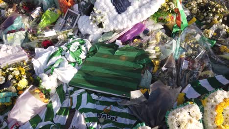 Celtic-fans-paying-their-respects-to-Celtic-great,-Bertie-Auld