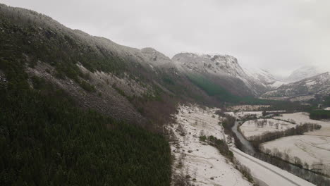 Bosque-Denso-En-Colinas-Montañosas-Con-Valle-En-Invierno-En-La-Costa-Oeste-De-Noruega