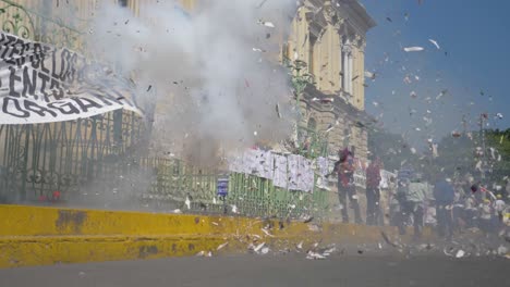 Salvadorianer-Gehen-Auf-Die-Straße,-Um-Friedlich-Gegen-Die-Derzeitige-Regierung-Zu-Protestieren,-Indem-Sie-Vor-Dem-Nationalpalast-Große-Feuerwerkskörper-Explodieren-Lassen---Zeitlupe