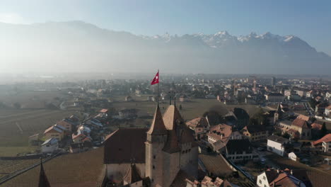Luftaufnahme-Der-Schweizer-Flagge,-Die-Auf-Dem-Burgturm-Weht