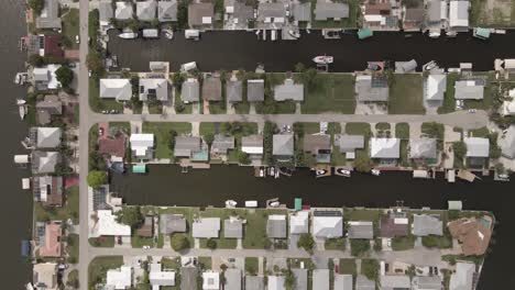 Vertical-aerial-flyover-of-tidy,-orderly-homes-in-Matlacha,-Florida