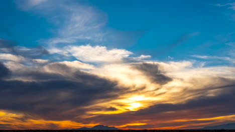 Epischer-Sonnenuntergang-über-Der-Rauen-Wildnis-Der-Mojave-Wüste-Mit-Dem-Himmel,-Der-In-Farbenfrohen-Übergängen-Erblüht-–-Weitwinkel-Zeitraffer