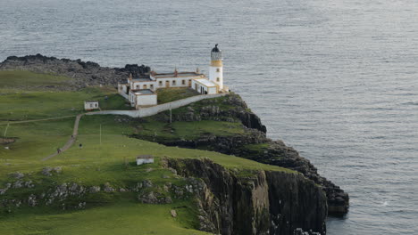 Green-landscape-with-Neist-Point-Lighthouse-at-Isle-of-Skye-in-Scotland,-UK