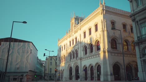 Lisboa-Edificios-Antiguos-Del-Centro-Vacío-Fachada-Ornamentada-Semáforos-Tiendas-Cerradas-Palomas-Al-Amanecer-4k-Durante-El-Bloqueo-De-Covid-19