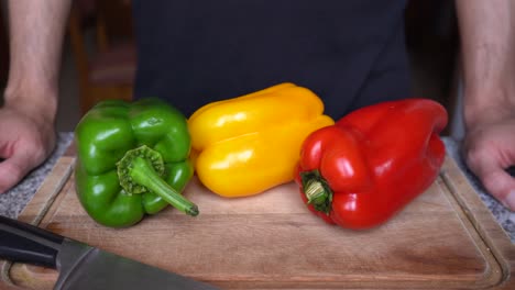 Pimientos-Rojos,-Verdes-Y-Amarillos-Sobre-Tabla-De-Madera-Listos-Para-Cocinar
