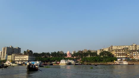 Vista-Vertical-De-Un-Puerto-Fluvial-Comercial-A-Media-Tarde-En-La-Ciudad-Vieja-De-Dhaka-En-Bangladesh,-India