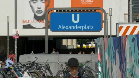 Menschen-Mit-Masken-Betreten-Die-U-Bahn-Station-Alexanderplatz