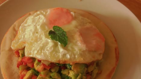 Pan-De-Pita-Con-Ensalada-De-Tomates-Y-Aguacate-Cubierto-Con-Huevo-Frito-Para-Un-Desayuno-Vegetariano-Saludable