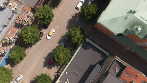 Schwedische-Stadtgebäudedächer-Mit-Stadtstraßenverkehr,-Luftaufnahme-Von-Oben-Nach-Unten,-Schnelle-Flugansicht