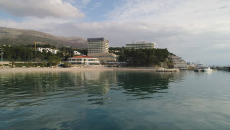 Wunderschöner-Strand-Und-Ruhige-See-Von-Split,-Kroatien-Mit-Vor-Anker-Liegenden-Yachten