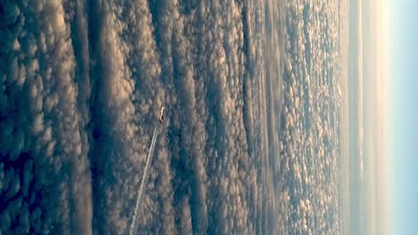 Fliegendes-Flugzeug-über-Wolken,-Die-Kondensationsdampf-luftspur-Im-Blauen-Himmel-Hinterlassen