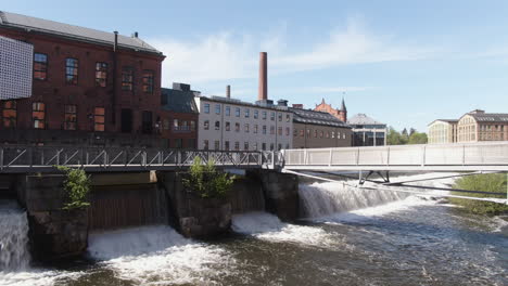 Norrköping,-Schweden---Fußgängerbrücke-über-Das-Malerische-Wehr-Des-Flusses-Motala
