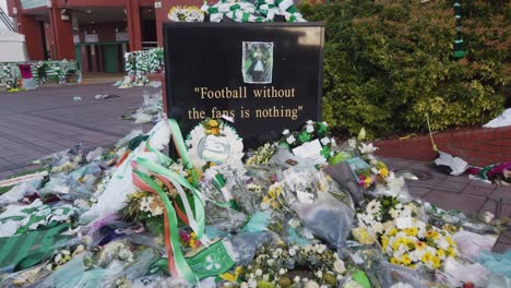 Close-up-of-football-fans-tributes-to-Celtic-legend,-Bertie-Auld