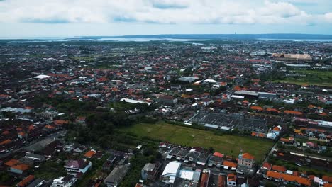 Wunderbare-Denpasar-Stadtdrohne-Mit-Häusern-Und-Reisfeldaufnahmen-In-Bali