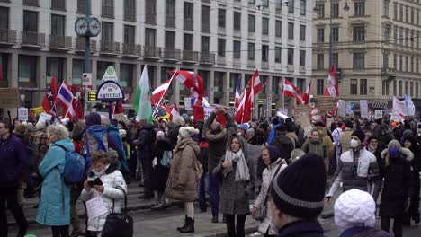 Multitudes-Llenando-Calles-En-Viena,-Austria-Durante-Protestas-Anti-vacunas
