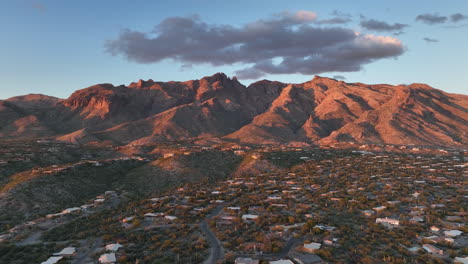 Drone-Cinematográfico-En-El-Crepúsculo-De-Tuscon-Arizona-Con-Montañas-En-El-Fondo
