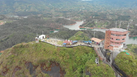 Roca-De-Guatape-Con-Mirador-En-La-Parte-Superior,-Sitio-Turístico-De-Colombia---Toma-Aérea-De-Drones
