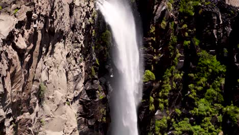 Nahaufnahme-Eines-Wasserfalls,-Der-Stark-Vom-Wind-Getroffen-Wird-Und-Dadurch-Eine-Umgekehrte-Bewegung-Seines-Bettes-Erzeugt