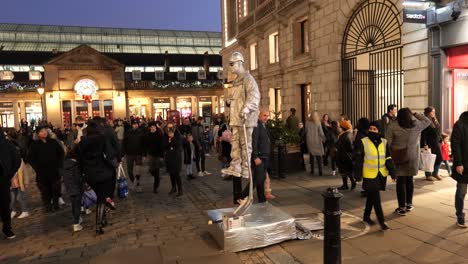 Menschenmenge-Beobachtet-Silberschwebe-Bergmann-Straßenkünstler-In-Covent-Garden,-London,-England
