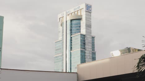 Eine-Aufschlussreiche-Aufnahme-Des-Wunderschönen-Torre-Global-Bank-Gebäudes,-Ultramodern-Im-Design-Und-Ein-Wahrzeichen-Der-Stadt,-Panama-City