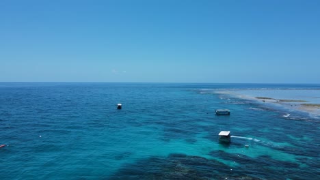 Tauchboote-Schweben-über-Einem-Tropischen-Riff-Im-Blauen-Wasser-Einer-Tropischen-Insel