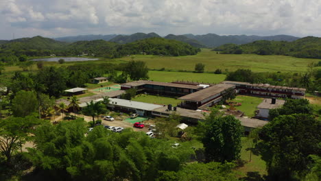 Drohne-Kreist-Direkt-über-Einem-Gebäude-In-Jamaika