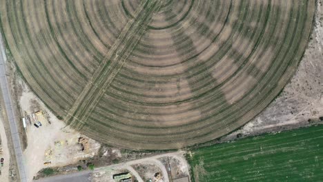 Circular-Pivot-Or-King-Spin-Irrigation-System-Near-Green-River,-Utah,-USA---aerial-top-down