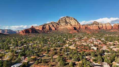 Cinematic-panning-drone-shot-of-Sedona-Arizona-with-the-Airport-Mesa-mountain-in-the-distance
