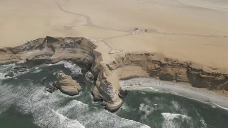 Die-Neigung-Aus-Der-Luft-Zeigt-Ausgedehnten-Chala-Wüstensand-An-Der-Peruanischen-Küste
