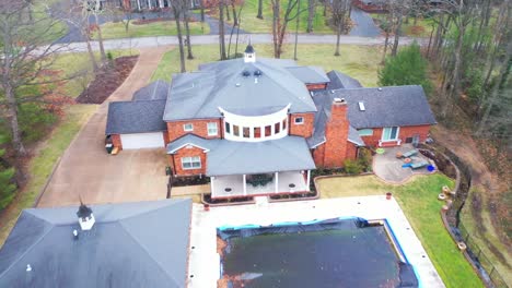 Aerial-view-of-ranch-style-house-in-suburban-neighborhood-with-swimming-pool-in-it,-in-Missouri,-Midwest,-on-beautiful-morning