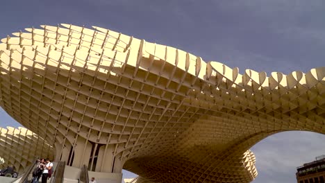 Menschen-Genießen-Den-Sonnigen-Tag-Unter-Dem-Metropol-Sonnenschirm-In-Sevilla,-Spanien